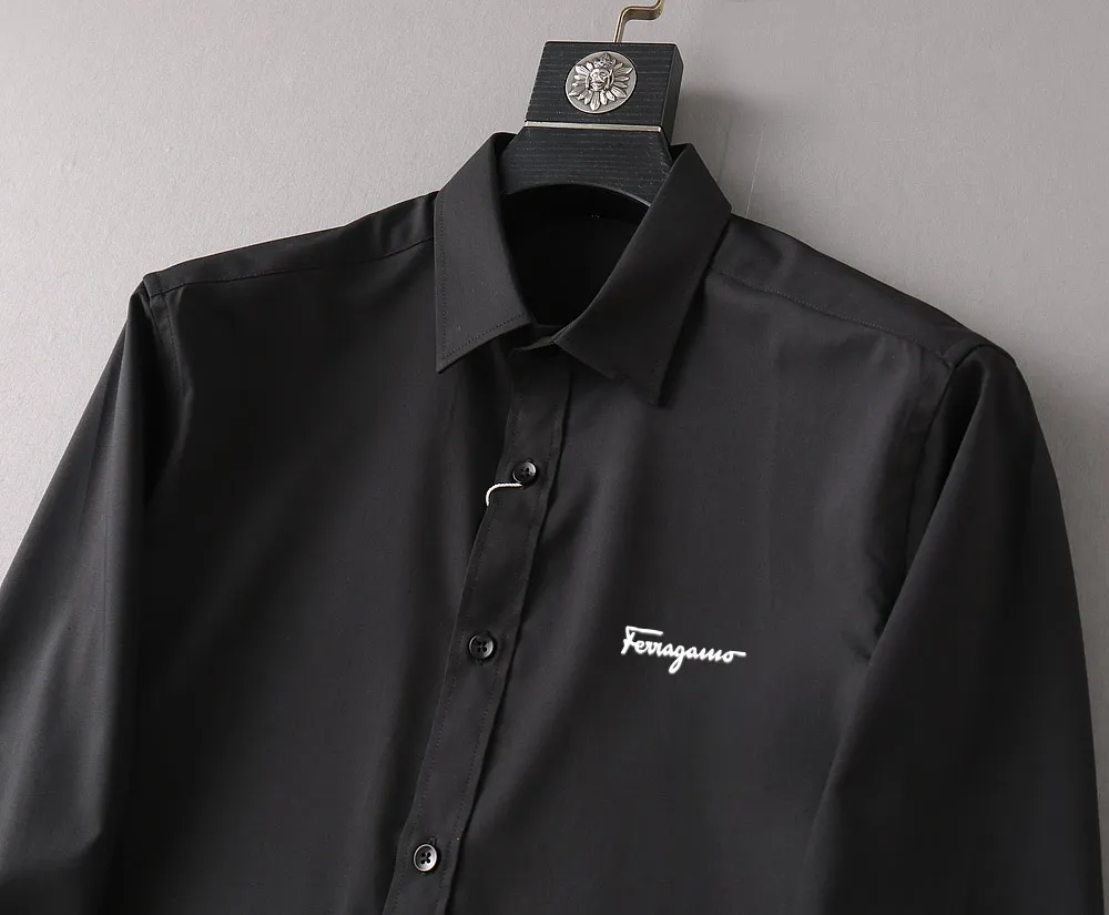Ferragamo's super heavyweight shirts are on sale in limited quantities. The designer uses a concise and simple style to integrate the expression of minimalism in clothing. The long-sleeved shirt 👔 is casually matched, fashionable and slim, simple and smooth lines, leading to the most masculine temperament 😎. The buttons are made of shell raw materials, 💯 perfectly reproduced, simple and elegant, easy to control in any occasion, using imported high-density and high-count pure cotton, ✂️Counter Size M-3XL (39-43)✂️